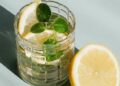 Sehat dan menyegarkan, berikut manfaat infused water bagi kesehatan. Serta dilengkapi resep dan cara membuat infused water