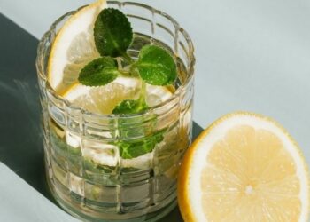 Sehat dan menyegarkan, berikut manfaat infused water bagi kesehatan. Serta dilengkapi resep dan cara membuat infused water